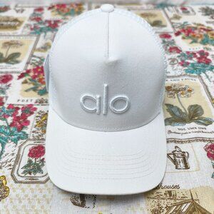 👑POSH NWT ALO Yoga casual District Trucker Hat